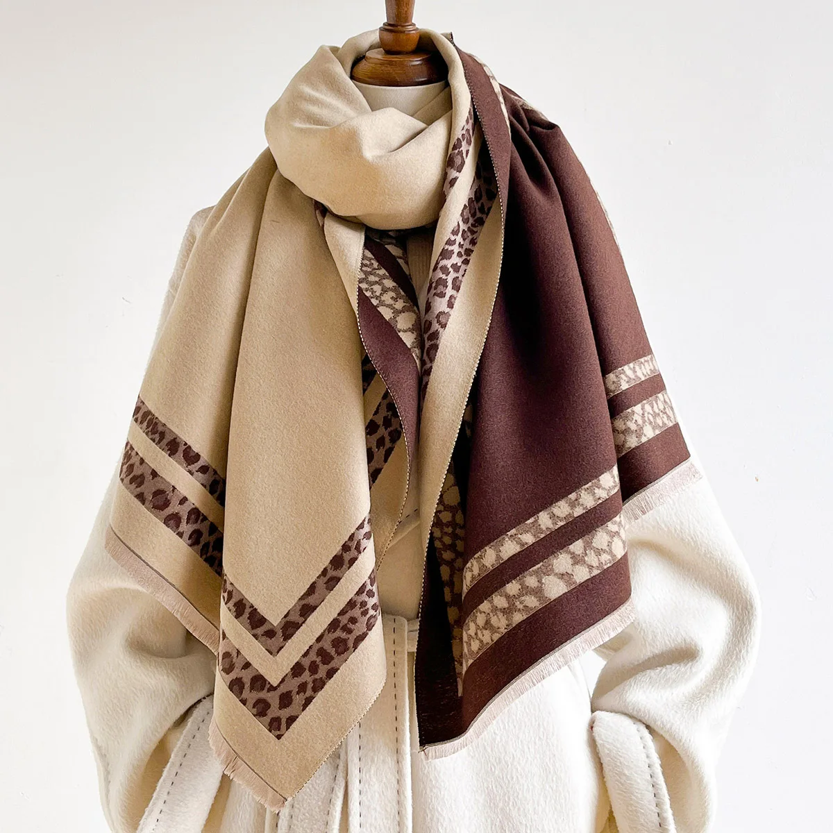 Woven Scarf Blanket - 冬用、リバーシブル、暖かい、大判ショール、無地、厚手のパシュミナスカーフ、柔らかいカシミヤ調素材、タッセル付き、ブランケットとしても使える、心地よい贈り物。