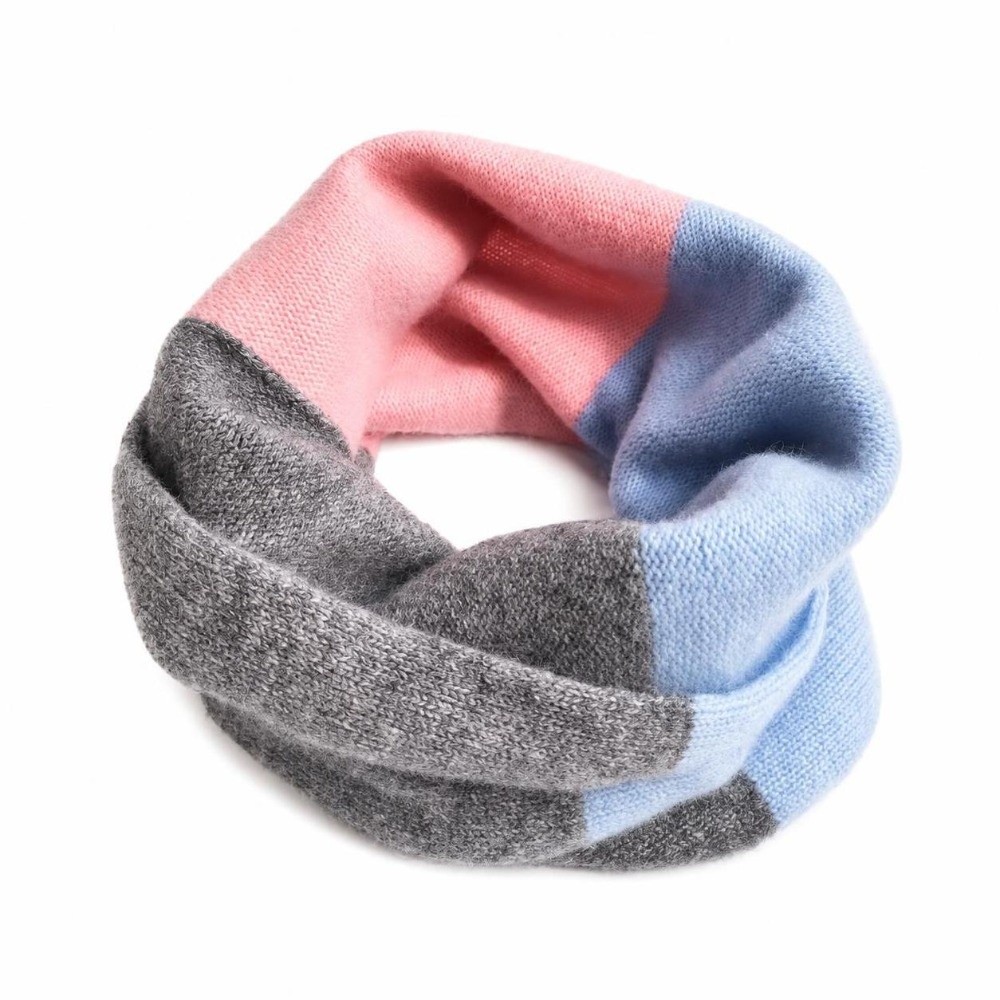 Infinity Scarf Knit - ソフトな素材で縫い合わせた、無限に広がるデザインのニット製スカーフ。防風性があり、首元を覆うループ状のネックゲイター。裏地が暖かく、伸縮性のあるネックカラー。女性用。