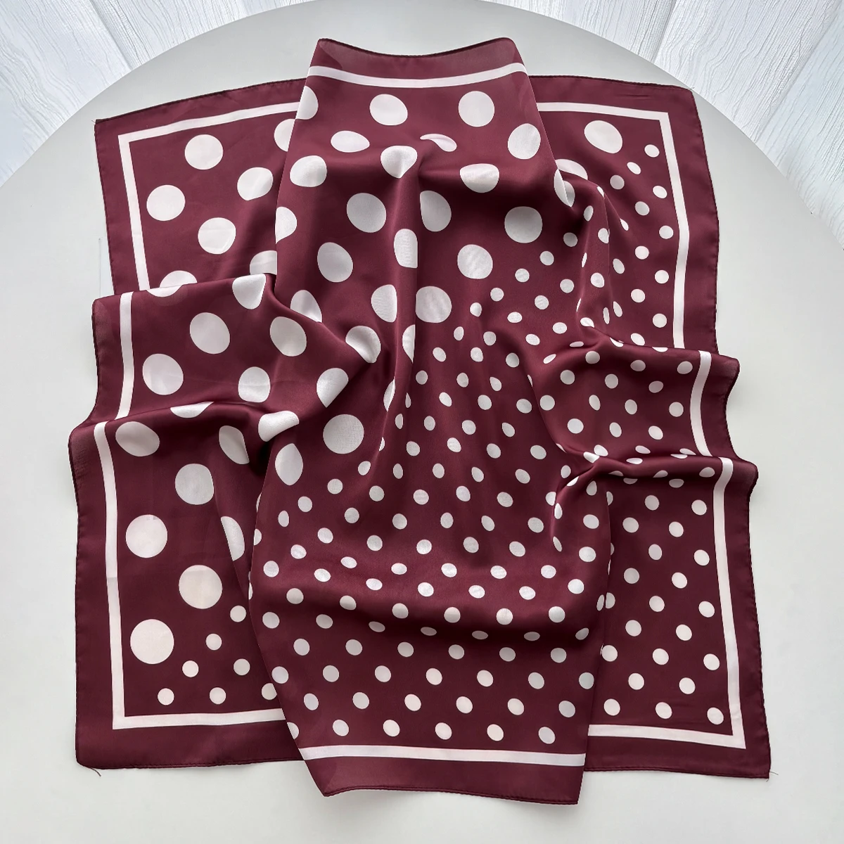 女性用、上品で柔らかいサテン素材の正方形スカーフ。高級感のあ - Scarf Silk Square のレビューと価格