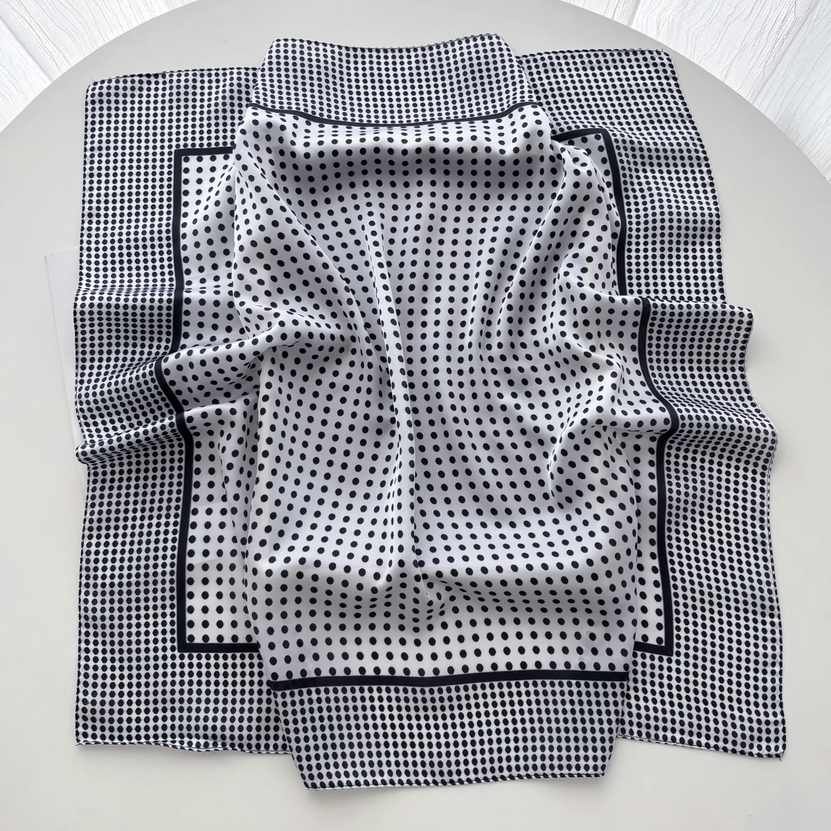 女性用、上品で柔らかいサテン素材の正方形スカーフ。高級感のあ - Scarf Silk Square のレビューと価格