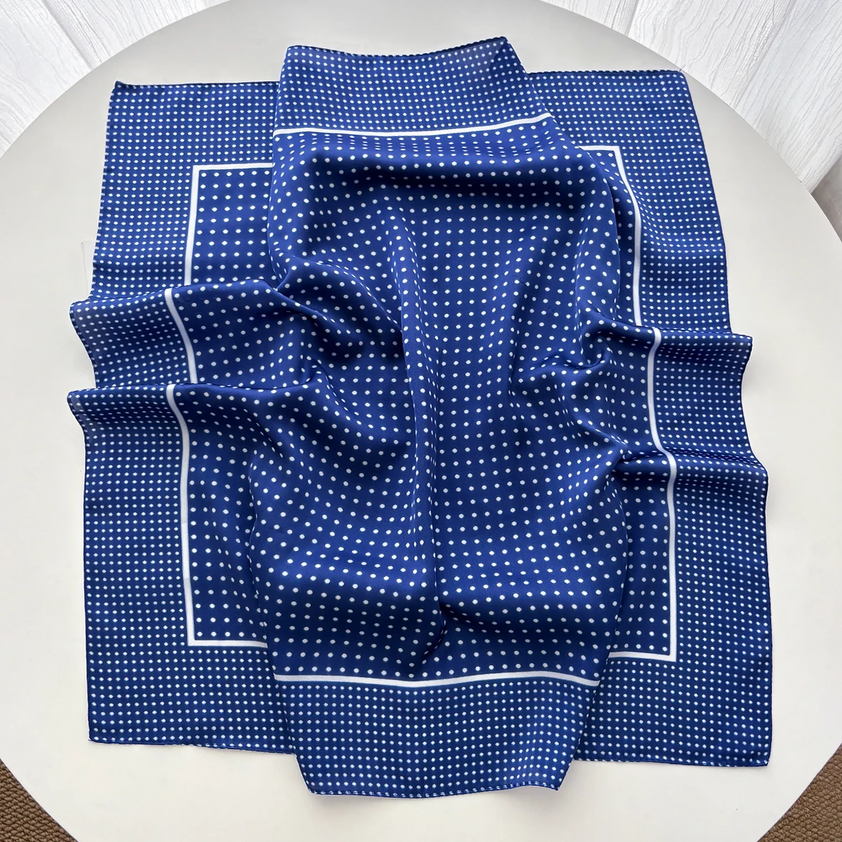 女性用、上品で柔らかいサテン素材の正方形スカーフ。高級感のあ - Scarf Silk Square のレビューと価格